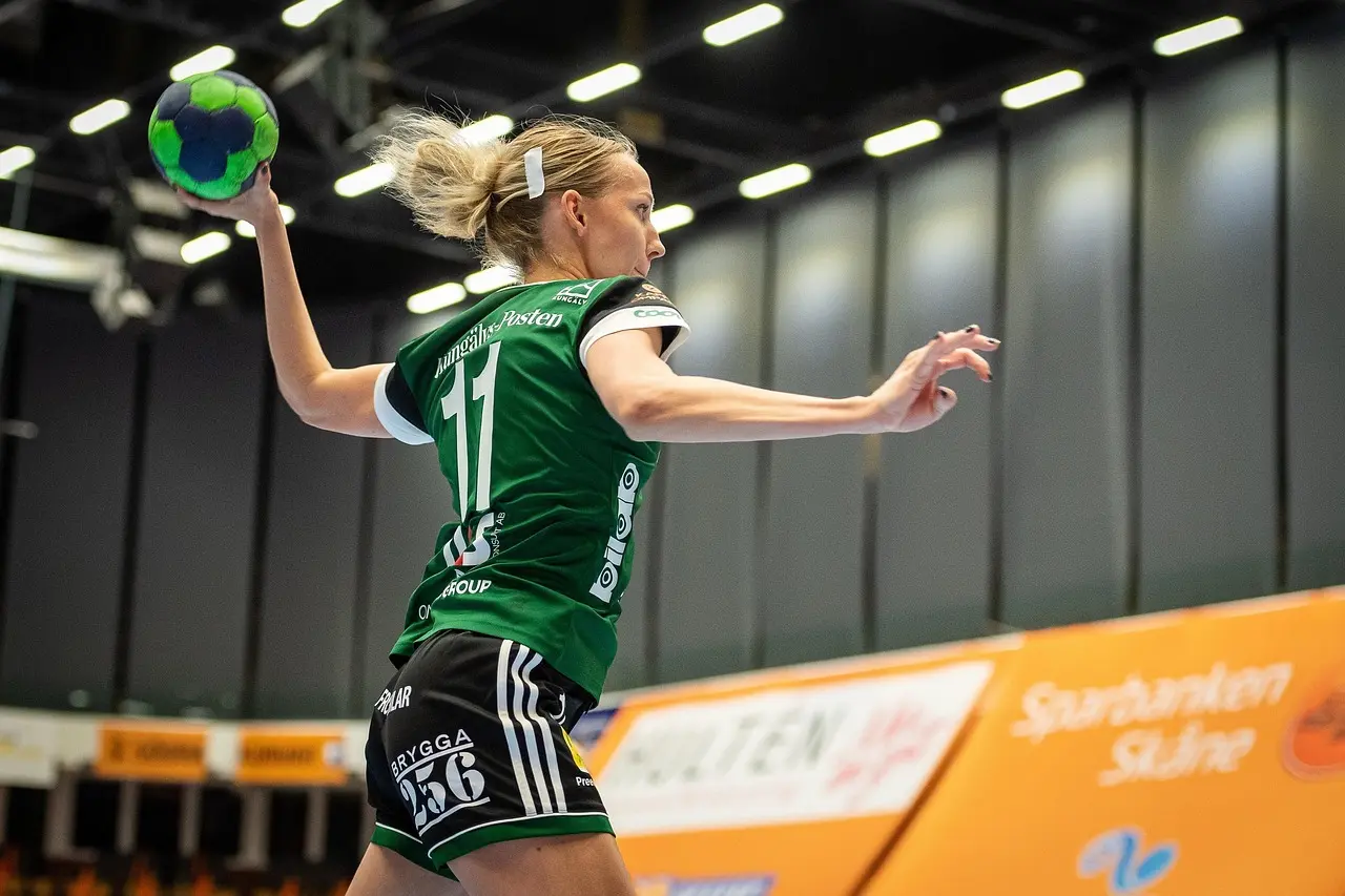 Håndboldspiller i luften under afslutning