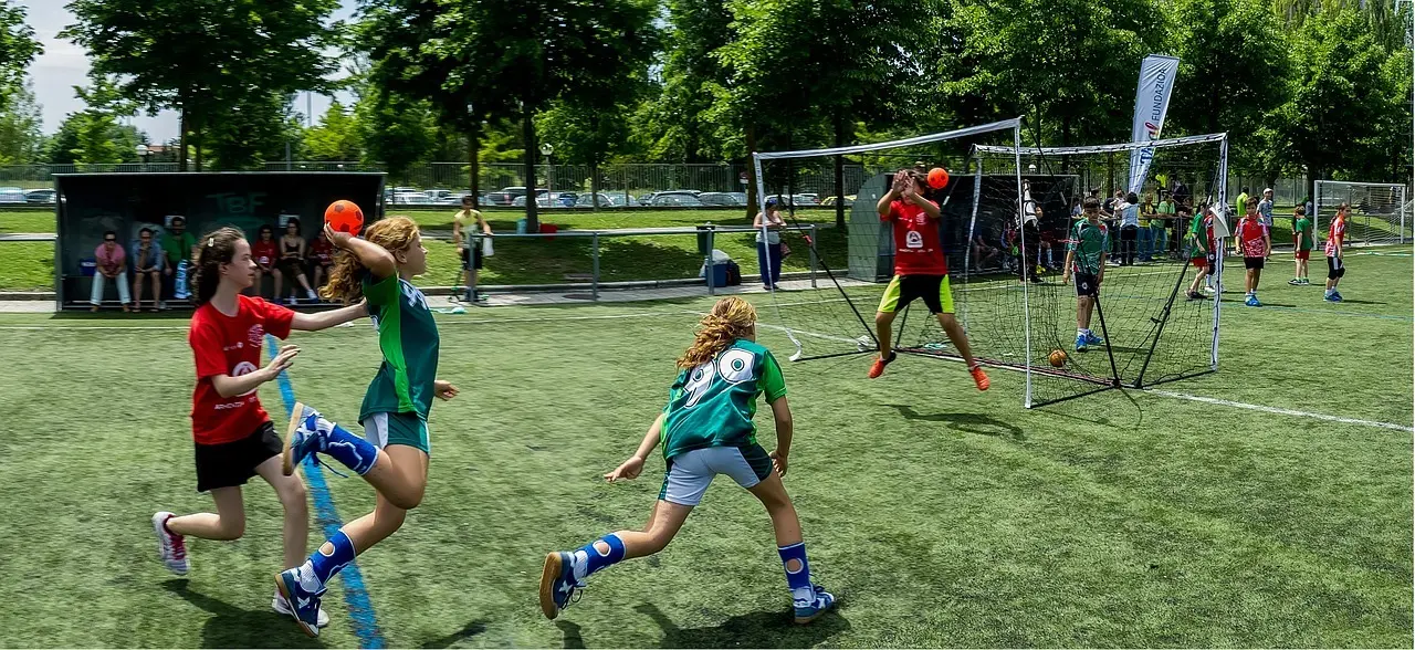 Håndboldkamp med springende spiller